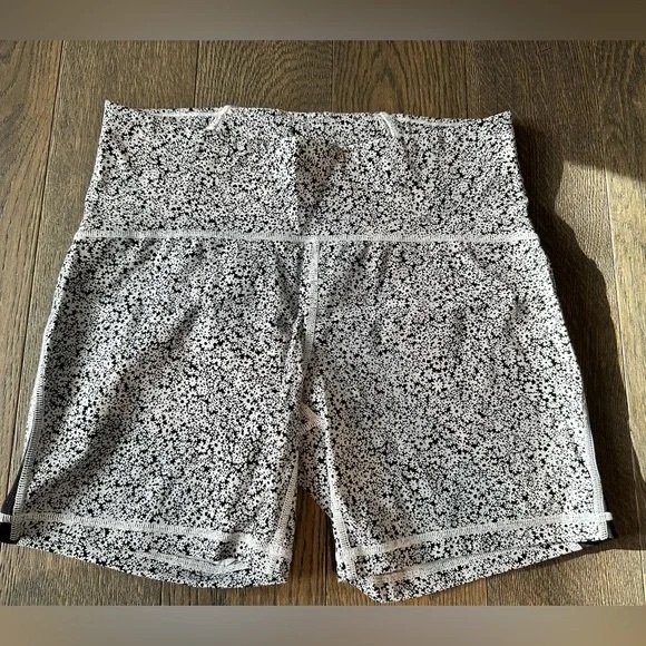 Lululemon Ditzy Daisy Train Times 6" shorts - Picture 5 of 11